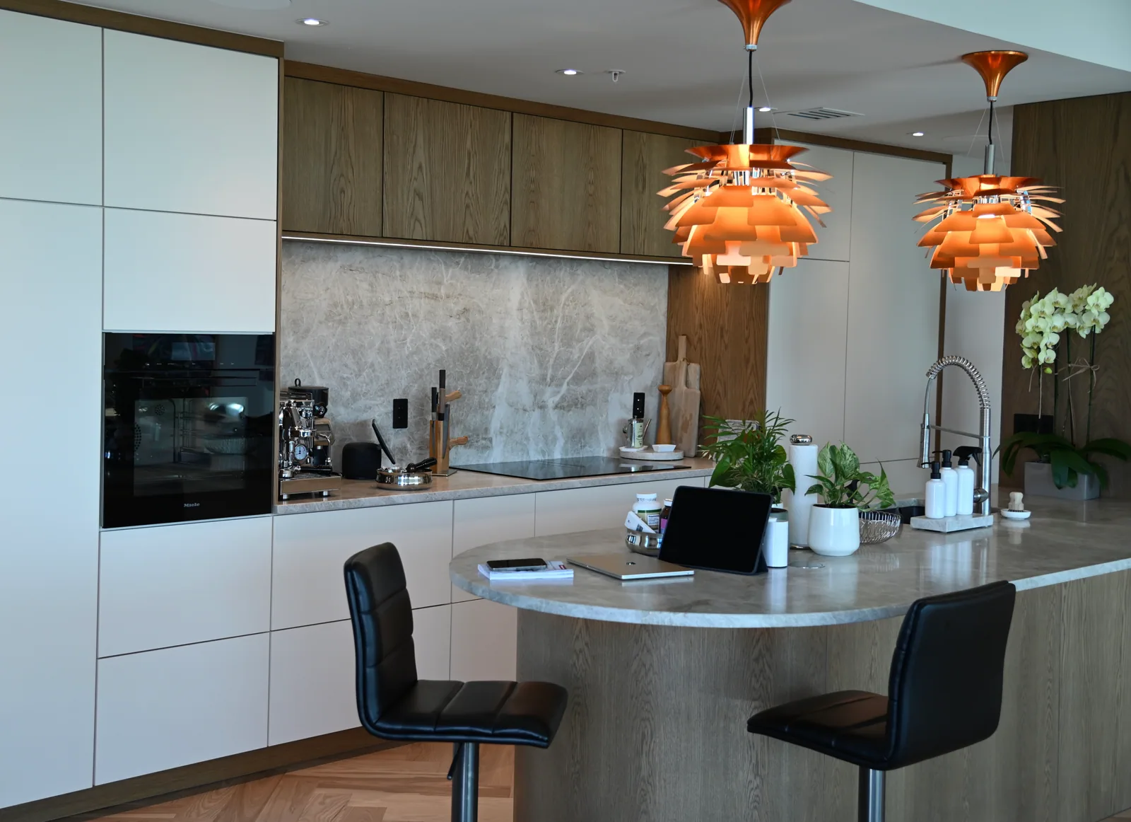 Island and working wall seen together in the completed kitchen