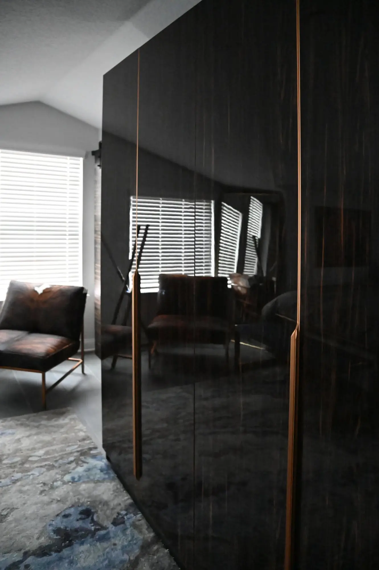 Side view of the high-gloss wardrobe cabinetry