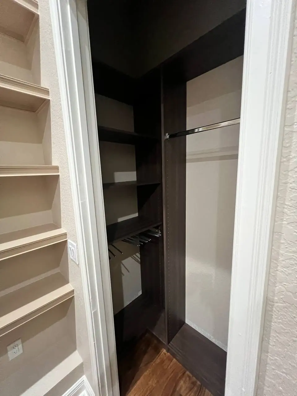 Detailed storage zones in the walk-in closet